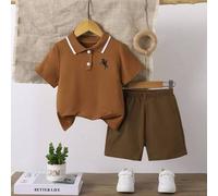 Shein Set de 2 piezas de polo de cuello y pantalones cortos casuales y cómodos para niño pequeño, con estampado de caballo de Mercedes-Benz negro, adecuado