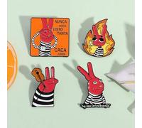 Shein Set de 4 piezas de broches esmaltados con dibujo de conejo rojo enojado y violinista para colleccionar, accesorios para mochilas y animes