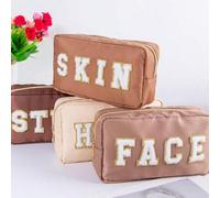 Shein Set de 4 piezas que incluye toalla y bolsa de cosméticos impermeable de piel sintética con bordado de letra (color aleatorio) - Bolsa de maquillaje, b