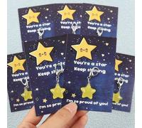 Shein Set de 5 piezas/10 piezas de llaveros con estrella amarilla pequeña, con tarjetas motivacionales que dicen "¡Estoy MUY ORGULLOSO de ti! Eres una estre
