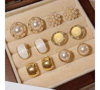 Shein Set de 6 piezas de aretes de perla con diseño de ojo de gato con superficie lisa de estilo retro de Hong Kong y aretes de botón para mujeres