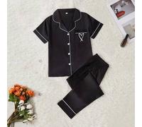 Shein Set de pijama con top de manga corta y pantalones largos de satén con bordado de corazón, 2 piezas