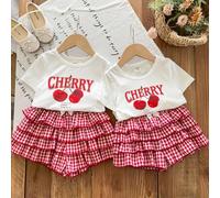 Shein Set informal de 2 piezas para niñas pequeñas con blusa de punto con gráfico de cereza y shorts de tejido a cuadros