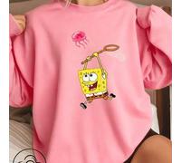 Shein Sudadera unisex rosa versátil de cuello redondo con estampado de Bob Esponja persiguiendo medusas con una red. El estampado es alegre e interesante. S