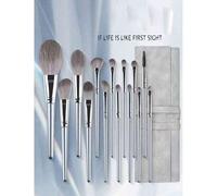 Shein Un conjunto de 14 pinceles de maquillaje profesionales, junto con una bolsa de almacenamiento plegable de cuero. Es muy conveniente de llevar. Este co