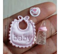 Shein Un conjunto de decoraciones para casa de muñecas, que incluye baberos en miniatura, chupetes, decoraciones de biberones, accesorios en miniatura y pro