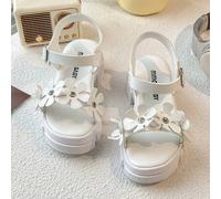 Shein Un par de sandalias para niños. El Body principal de la parte superior es blanco, el diseño está decorado con flores y el centro de las flores está in