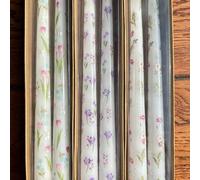 Shein Un par de velas de pilar de 25cm de altura con estampado de seda de tulipanes y violetas, adecuadas para decoración del hogar, cenas y bodas, así como