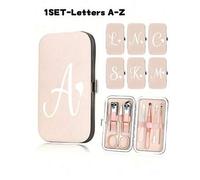 Shein Un set de manicura de viaje de 7 piezas en color rosa, impreso con letras blancas simples de la A a la Z y un patrón de corazón. Este organizador de m