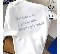 Shein Una camiseta de mujer de algodón acanalado que presenta el lema italiano "Libera primero tus emociones, luego abraza la belleza" como su diseño. Esta
