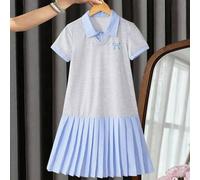 Shein Vestido 2 en 1 para niñas, que combina hábilmente elementos de punto y camisa. La parte superior es un jersey de manga corta de color gris jaspeado, c