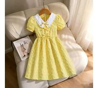Shein Vestido amarillo dulce para niñas pequeñas. El vestido está hecho de un color amarillo suave, lo que le da una sensación fresca y juvenil. La tela tie