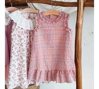 Shein Vestido de línea A sin mangas con cuello redondo y volantes para niñas bebé. El cuello y los puños de las mangas tienen diseño de volantes, lo que hac