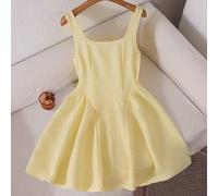 Shein Vestido de tirantes amarillo fresco para adolescentes. Hecho de tela amarilla, con escote cuadrado, con un elemento de estilo dulce francés; la cintur
