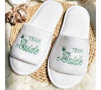 Shein Zapatillas abiertas de coral polar blanco para mujer con patrón de corona en color verde menta y logotipo bordado '', zapatillas desechables para boda