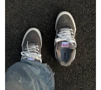 Shein Zapatillas de skate de diseño premium de nicho estilo streetwear hip-hop, con bordado de cabello explosivo, gris con lavado sucio desgastado, edición