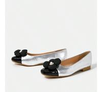 Shein Zapatos planos de mujeres con de color combinado , flor de perla detalle con de punta cuadrada