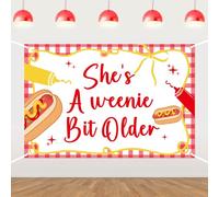 She's A Weenie Bit Older - Telón de fondo para fiesta de cumpleaños de perro caliente, decoración de fiesta de cumpleaños, salchicha de perro caliente, fondo de fotografía para barbacoa, cocina, bar