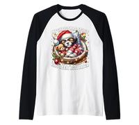 Shih Tzu Puppy Cuddle with Teddy Bear Cute Christmas Vibes Camiseta Manga Raglan