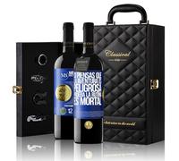 «Si piensas que la aventura es peligrosa prueba la...» Mensaje en una Botella. Estuche-Maletín de LUJO 2x Vino Tinto Premium Reserva 12 Meses y Set de 4 Accesorios. Etiqueta Azul PERSONALIZABLE