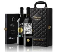 «Si piensas que la aventura es peligrosa prueba la...» Mensaje en una Botella. Estuche-Maletín de LUJO 2x Vino Tinto Premium Reserva 12 Meses y Set de 4 Accesorios. Etiqueta Negra PERSONALIZABLE
