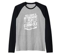 Sí, Tengo un Plan de jubilación Planeo Jugar Cornhole Camiseta Manga Raglan