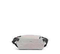 Siguiendo la tendencia deportiva, esta riñonera Bellroy de la serie Lite está hecha de nylon reciclado ecológico, ofreciendo una sensación suave pero resistente, perfecta para tus aventuras diarias. S