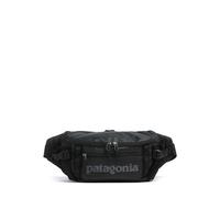 Siguiendo la tendencia deportiva, esta riñonera Patagonia Black Hole está hecha de poliéster reciclado resistente, combinando sostenibilidad con estilo. Su diseño ligero, que pesa solo 0,3 kilos, ofre
