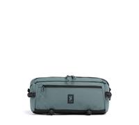 Siguiendo la tendencia deportiva, este bolso bandolera de la serie Kadet de Chrome está fabricado con nylon suave y resistente, con un forro sintético, combinando estilo y practicidad. Su diseño liger