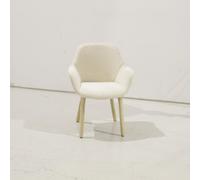 Silla Aleli en chenilla beige y patas de madera maciza de fresno con acabado natural.