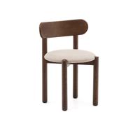 Silla Nebai en chenilla marrón con estructura de roble macizo y acabado nogal FSC MIX