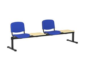 Sillas en hilera sobre travesaño con mesa