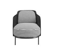 Sillón con reposabrazos tapizado en tela en blanca y negra y respaldo tapizado en polipiel negro.