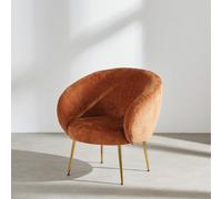 Sillón tapizado en tela de poliéster chenilla con estampado de ardilla marrón y patas de acero dorado.