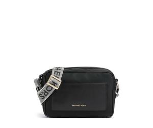 Sin esfuerzo y a la última, este bolso bandolera Michael Kors Jet Set combina un estilo casual con calidad premium, perfecto para el día a día. Fabricado en nylon suave con un forro sintético, ofrece