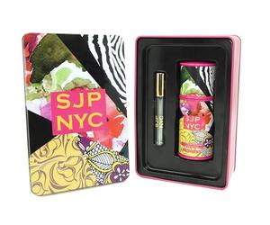 SJP NYC - Juego de regalo para mujer, fragancia aventurera, atractiva, cóctel de notas florales, afrutadas y almizcladas, contiene aerosol de perfume y mini rollerball en aroma icónico