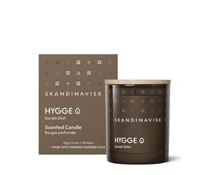 Skandinavisk Hygge 'Cosiness' Mini vela perfumada. Notas de fragancia: té negro y hojas de menta, manzanas secas y canela horneada. 2.3 onzas.