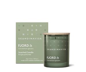 Skandinavisk Vela perfumada Fjord. Notas de fragancia: flor de manzana y pera, frutos de huerto y grosellas rojas. 65 g.