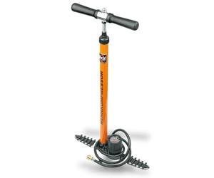 SKS Germany RENNKOMPRESSOR Bomba de Suelo (Bomba de Aire con conexión de Manguera de Boquilla de latón para SV, manómetro de precisión, presión máxima: 16 Bar, 230 PSI), Naranja