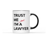 SMARTYPANTS Taza Trust Me I'm Almost a Lawyer - Divertida y divertida broma para colegas trabajo casi ley abogado barrister bar universidad taza té café regalo regalo (mango negro)
