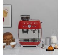 Smeg EGF03RDEU - Cafetera Expresso Manual Estética Años 50 con Vaporizador Color Rojo