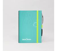 Smemoranda - Agenda diaria de 12 meses, enero - diciembre de 2023 - Tapa dura, hojas a cuadros - Formato medio 11,2 x 16,4 cm - Bolígrafo incluido - Color azul celeste, P000598