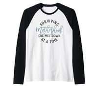 Sobreviviendo a la Maternidad Una Crisis a la Vez Humor Divertido Mamá Camiseta Manga Raglan