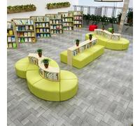 Sofá tipo banca modular creativo en forma de S con almacenamiento de libros
