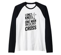 Solo me arrodillé Ante un Hombre Que murió en la Cruz Camiseta Manga Raglan