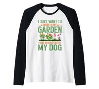 Solo Quiero Trabajar en mi jardín y Pasar el rato con mi Perro Camiseta Manga Raglan