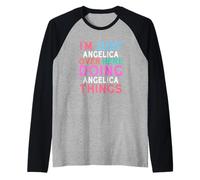 Solo Soy Angélica aquí Haciendo Angelica Things Name Camiseta Manga Raglan