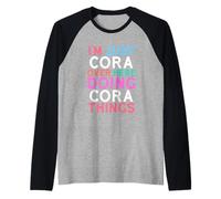 Solo Soy Cora por aquí Haciendo Cora Things Name Camiseta Manga Raglan