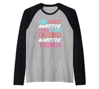 Solo Soy Mattie aquí Haciendo Mattie Things Nombre Camiseta Manga Raglan