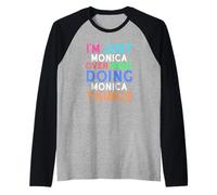 Solo Soy Monica aquí Haciendo Cosas de Monica Monica Camiseta Manga Raglan